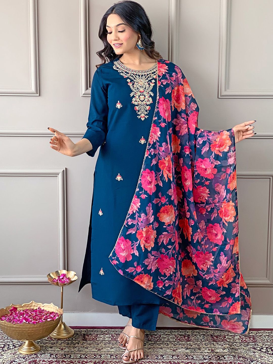 Floral Embroidered Regular Thread Work Straight Kurta With Trousers & Dupatta